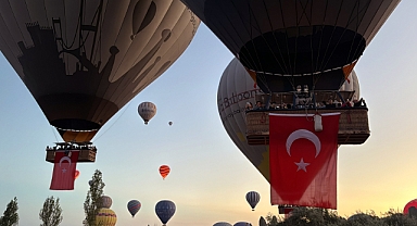 Kapadokya'da Balonlar 30 Ağustos Zafer Bayramı İçin Havalandı