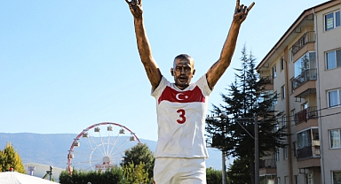 "Bozkurt Selamı" Veren Merih Demiral'in Heykeli Bolu'ya Dikildi