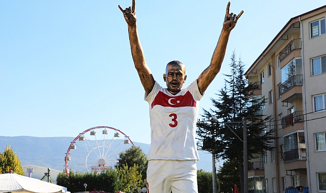 "Bozkurt Selamı" Veren Merih Demiral'in Heykeli Bolu'ya Dikildi