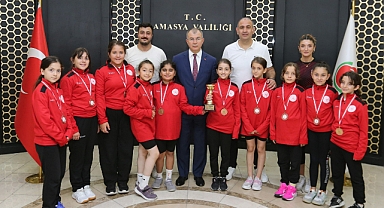 Artvin Karması Kız Hentbol Takımı'ndan Amasya Valisi Yılmaz Doruk'a Ziyaret