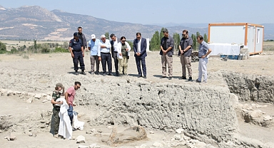 Burdur Valisi, Hacılar Höyüğü'nde Arkeolojik Çalışmaları Değerlendirdi