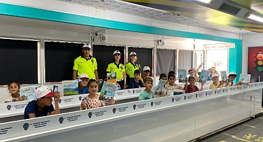 Emniyet Genel Müdürlüğü'nden Ahlat'ta Çocukları Sevindiren Trafik Eğitim Tırı 