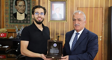 Filistinli Öğrencinin Başarısı, Atatürk Üniversitesi'nde Ödüllendirildi