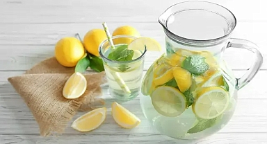 Limonlu Suyun Sağlığa Faydaları: Neden Tüketmeliyiz?