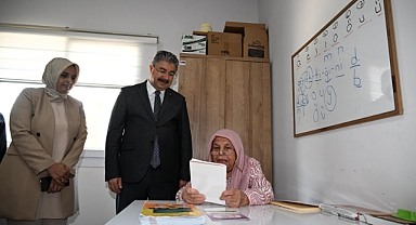 Osmaniye Valisi, 86 Yaşında Okuma Yazma Öğrenen Ayşe Aydoğan'ı Kutladı