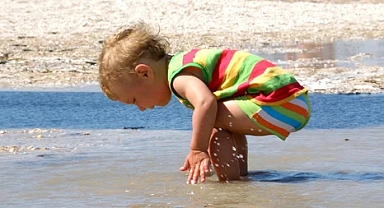Van Gölü’ne Giren Çocukların Saçları Sarıya Dönüyor
