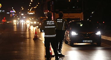 Adana'da İki Otomobil Çarpıştı: 1’i Çocuk 6 Yaralı