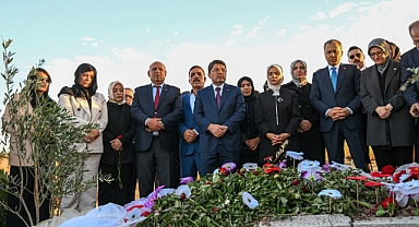 Bakanlar Narin'i Kabri Başında Dualarla Andı