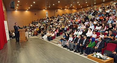 Eğitimciler, Türkiye Yüzyılı Müfredatını Zeytinburnu'nda Tartıştı