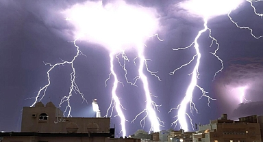 Gökyüzü Alev Aldı: Cidde’de Şiddetli Yağmur ve Şimşekler