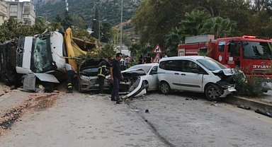 Hatay'da Feci Kaza: Kum Yüklü Kamyon 9 Aracı Ezdi, 5 Yaralı!