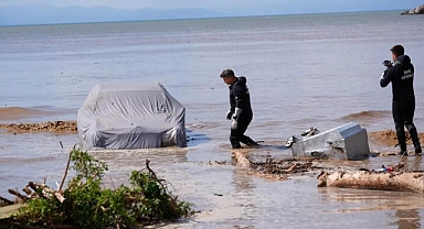 İzmir’de Sağanak Felaketi: Yollar Çöktü, Araçlar Denize Savruldu!
