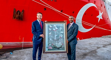 Oruç Reis karşılama töreninde Bakan Bayraktar’a anlamlı hediye