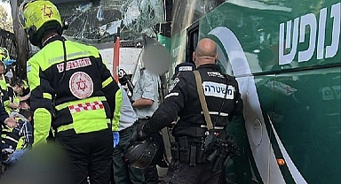 Tel Aviv’de kamyon otobüs durağına daldı: 40 İsrail askeri yaralandı