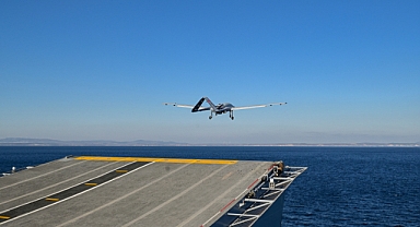 Bayraktar TB3, TCG Anadolu’da iniş kalkış testlerini başarıyla tamamladı