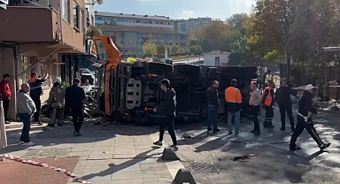 İstanbul'da yol bakım aracı 8 araca çarpıp devirdi