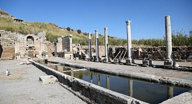 Perge Antik Kenti’ndeki 1800 yıllık çeşmeden su akmaya başladı