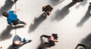 2024’ün kelimesi “Kalabalık Yalnızlık” seçildi