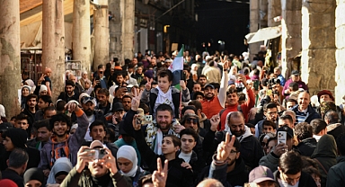 Suriye’de özgürlük coşkusu: Emevi Camii’nde ilk cuma namazı kılındı