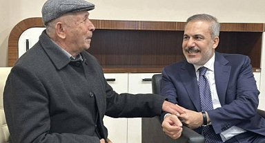 Bakan Fidan şehit Ömer Halisdemir'in babasını ziyaret etti