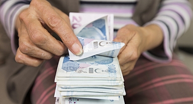 Emekli maaşları ve bayram ikramiyeleri hesaplara yatırıldı 