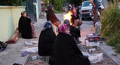  Deprem dolayısıyla Balıkesirli vatandaşlar geceyi sokakta geçirdi