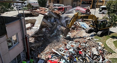 Sındırgı’daki yıkımın ardından ilk karar: Bina sahibi tutuklandı, müteahhit ise konutu terk etmeme ile serbest
