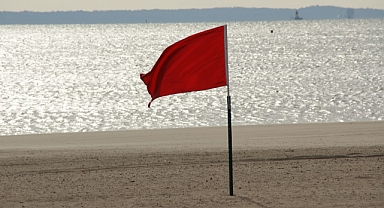 İki ilde denize girmek yasaklandı, kırmızı bayrak asıldı!