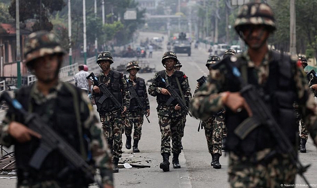 Nepal krizde: Halk sokakta, ordu yönetimde