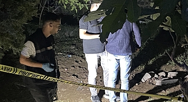 Fidan dikmek için toprağı kazan çocuklar cami bahçesinde bebek cesedi buldu