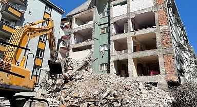  Bahçelievler’de yıkım sonrası yan bina duvarsız çıktı