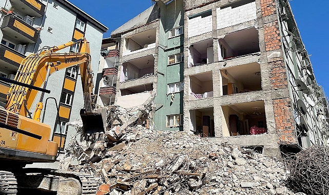  Bahçelievler’de yıkım sonrası yan bina duvarsız çıktı