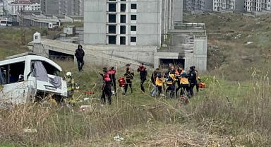 Esenyurt’ta servis minibüsü şarampole devrildi: 4 ölü, 7 yaralı