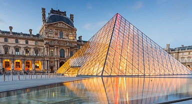 Louvre Müzesi’nde su sızıntısı skandalı: Yüzlerce eser hasar gördü