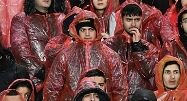 Dursun Özbek’ten taraftara yağmurluk özrü: “Galatasaray’a yakışmadı”