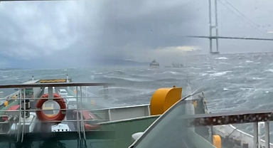 Feribot fırtınaya yakalandı yolcular denizin ortasında mahsur kaldı