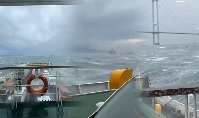 Feribot fırtınaya yakalandı yolcular denizin ortasında mahsur kaldı