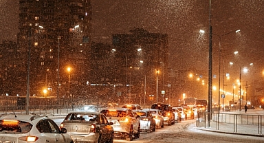İstanbul yeni yıla kar yağışıyla girdi, bazı ilçelerde trafik aksadı