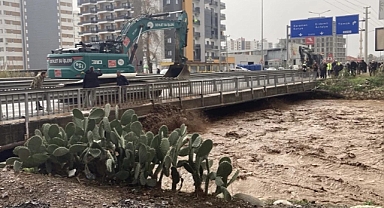 Mersin’de şiddetli yağış taşkına yol açtı: Çok sayıda araç sulara gömüldü