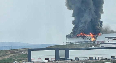 Ankara'da korkutan depo yangını itfaiye ekiplerince söndürüldü