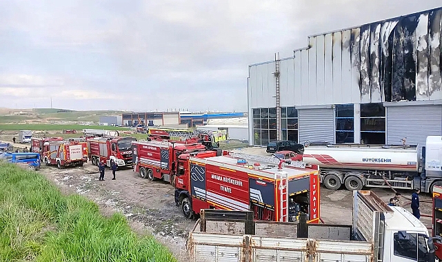 Ankara'da korkutan depo yangını itfaiye ekiplerince söndürüldü