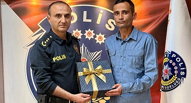 Öğrencileri şefkatle karşılayan polise başarı ödülü verildi