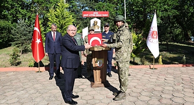 Bakan Güler, Mehmetçik’i ziyaret ederek bayramını kutladı