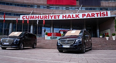 CHP'de dikkat çeken protesto: İki lüks minibüs satışa çıkarıldı
