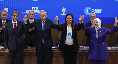 Cumhurbaşkanı Erdoğan, AK Parti’ye geçen Burcu Köksal’a rozetini taktı