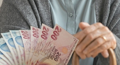 Emekliler için bayram ikramiyesi hesaplara yatırılıyor
