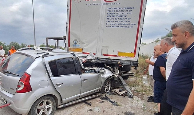 Ağrı'da feci kaza: Park halindeki tıra çarpan otomobilde 2 ölüm