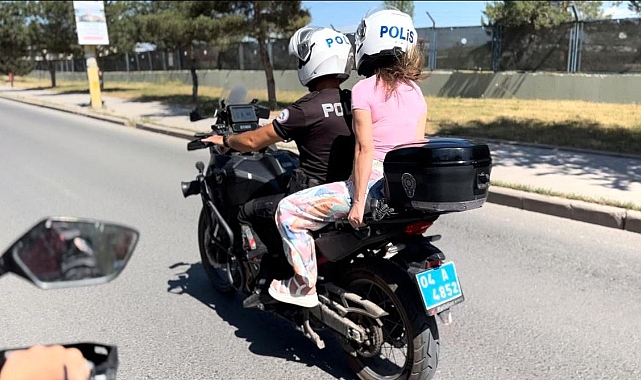 Zamanla yarışan üniversite adaylarının imdadına Polis ekipleri yetişti